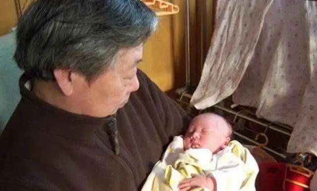 孙子56岁大妈怒生二胎结局心酸J9九游会我上海6套房只想抱(图5)